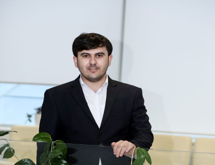 Mənim ki ürəyim eşq sənədidi - Ruslan Dostəlinin şeirləri