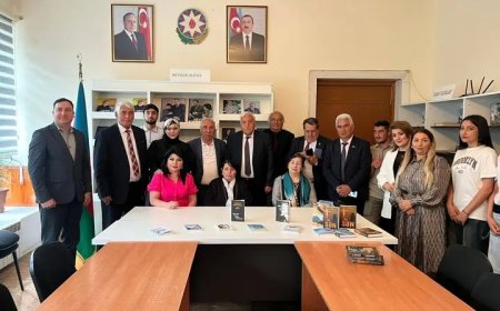 Əbülfət Mədətoğlu oxucularla görüşüb