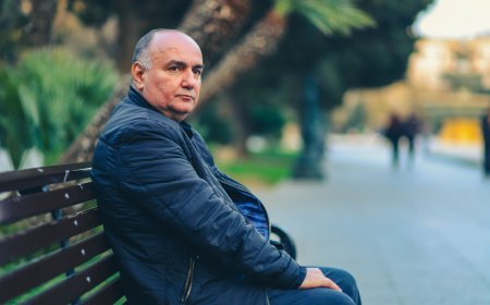 Çiynimizdəki əl - Fəxri Uğurlu Əli Kərimin şeirindən yazır