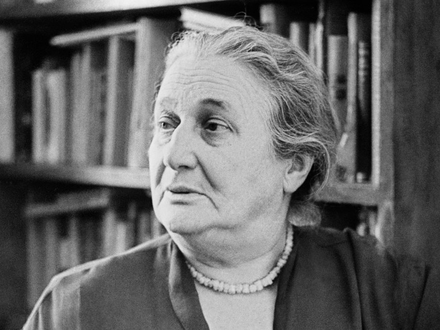 Səsini küləklər gətirir mənə - Anna Axmatovanın şeirləri