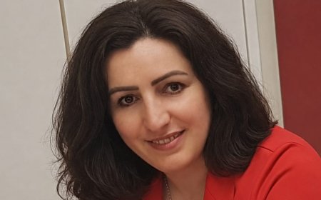 Əllərinin istiliyin dəyişmərəm dünyalara - Şərifə Cəfərinin şeirləri