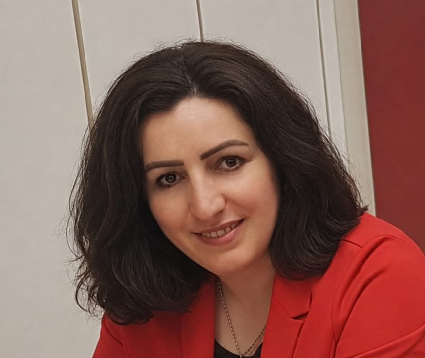 Əllərinin istiliyin dəyişmərəm dünyalara - Şərifə Cəfərinin şeirləri